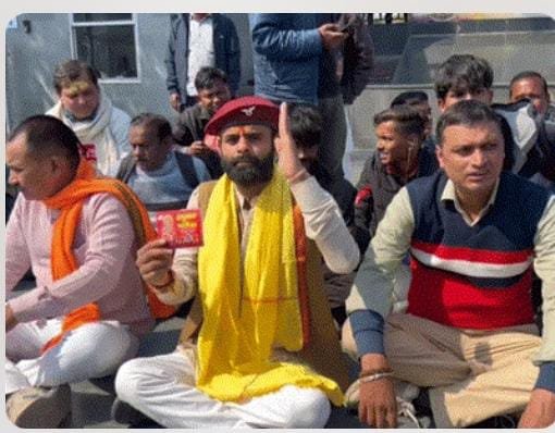 वैलेंटाइन डे विवाद: युवक-युवती को अलग कर हाथ में थमाई हनुमान चालीसा, तस्वीर वायरल